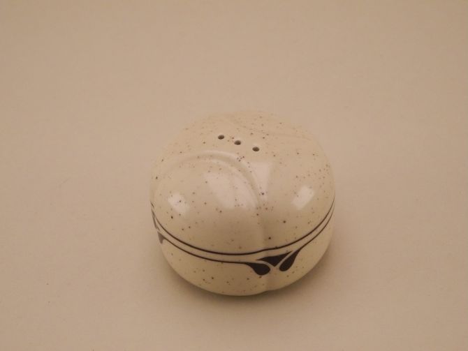 Salzstreuer beige gesprenkelt aus der Serie Form ohne Namen Dekor Britta von Rosenthal Keramik