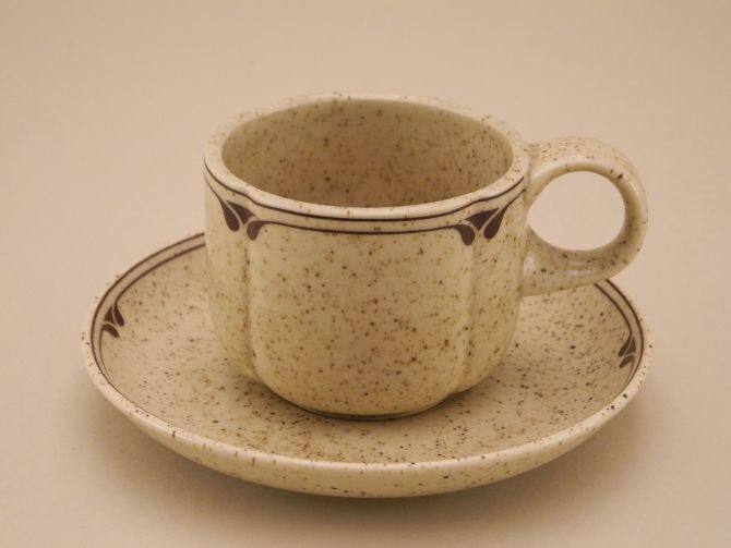Kaffeetasse mit Untertasse beige gesprenkelt aus der Serie Form ohne Namen Dekor Britta von Rosenthal Keramik