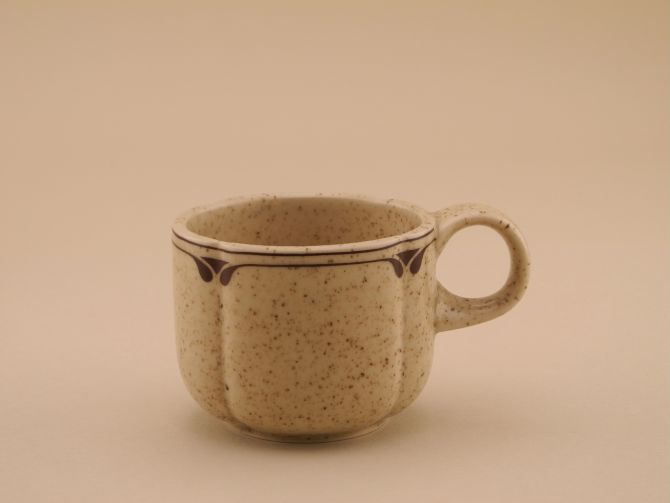 Kaffeetasse ohne Untertasse beige gesprenkelt aus der Serie Form ohne Namen Dekor Britta von Rosenthal Keramik