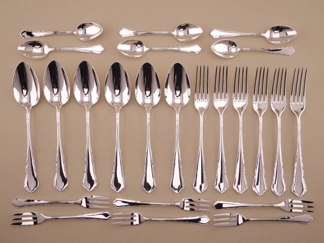 30 Teile Besteckset Nicht Rostend Klingenform vintage alte Serie Chippendale Modell 2100 90 90er versilbert Auflage von WMF Silberbesteck