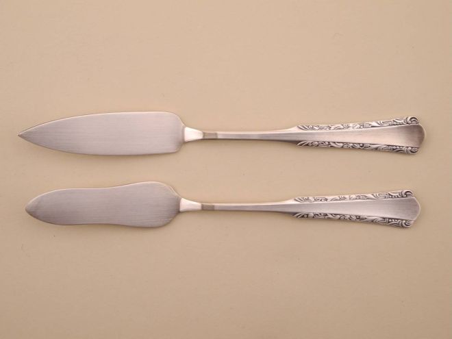 Buttermesser und Käsemesser Vorlegebesteck aus der vintage alten Serie Muster Modell 2000 Art Deko mit floralem Silberbesteck von WMF