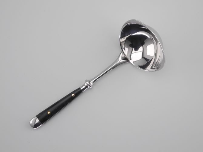 Sossenkelle Sossenlöffel aus der vintage alten Serie Alte Post Cromargan mit Kunststoff schwarz von WMF Besteck
