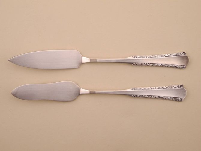 Buttermesser und Käsemesser Vorlegebesteck aus der vintage alten Serie Muster Modell 2000 Art Deko mit floralem Silberbesteck von WMF