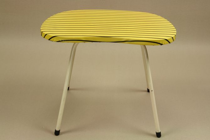 50er Jahre Hocker organisch gelb